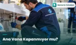 Manisa ana vana değişimi için tesisatçının pense ile boru bağlantısını sökmesi